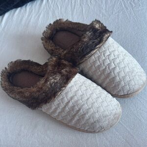 Silver tone quilted super soft low nap dark brown faux fur trim mule slippers. M